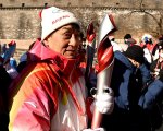 Olimpiadi Invernali 2022, Jackie Chan trasporta la torcia olimpica lungo la Grande Muraglia