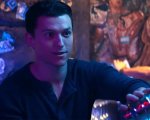 Uncharted: Tom Holland in versione barista in una clip piena d'azione