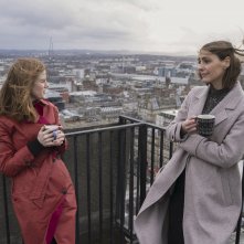 Vigil - Indagine a bordo: Suranne Jones e Rose Leslie in una scena della miniserie