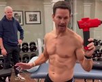 Mark Wahlberg a torso nudo istruisce Tom Holland sulle pistole da massaggio: 'Per i muscoli, sono il top'