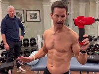 Mark Wahlberg a torso nudo istruisce Tom Holland sulle pistole da massaggio: 'Per i muscoli, sono il top'