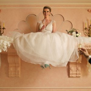 Roar: Betty Gilpin in una curiosa scena del terzo episodio