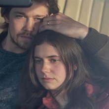 Conversations With Friends: Joe Alwyn e Jemima Kirke in una foto