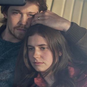 Conversations With Friends: Joe Alwyn e Jemima Kirke in una foto