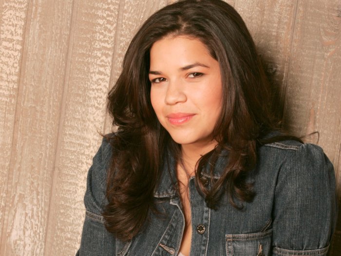 Barbie: America Ferrera nel cast del film con Margot Robbie e Ryan Gosling