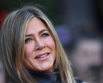 Jennifer Aniston viene interrotta dai suoi cani durante un allenamento (VIDEO)