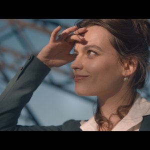 Eiffel: Emma Mackey in una scena del film