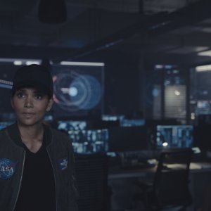 Moonfall: Halle Berry e Patrick Wilson durante una scena del film
