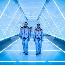 Moonfall: Halle Berry e John Bradley in una scena del film