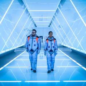 Moonfall: Halle Berry e John Bradley in una scena del film