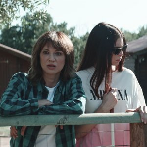 Occhiali neri: Ilenia Pastorelli e Asia Argento in una scena