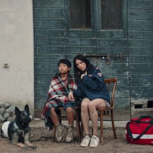 Occhiali neri: Ilenia Pastorelli e Andrea Zhang in una scena