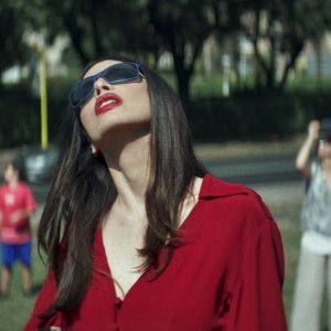 Occhiali neri: un primo piano di Ilenia Pastorelli