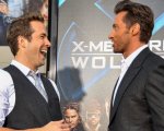 Ryan Reynolds trolla Hugh Jackman con i suoi doni per celebrare il debutto a Broadway dell'amico