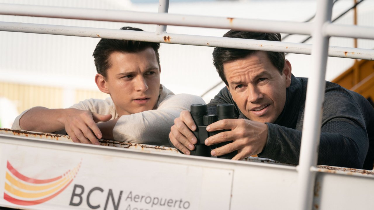 Tom Holland e Mark Wahlberg in una scena di Uncharted