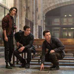 Uncharted: Tom Holland, Sophia Ali e Mark Wahlberg in una scena