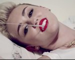 Miley Cyrus, la foto hot in un mare di banane fa impazzire i fan