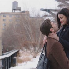 Ti odio, anzi no, ti amo!: Lucy Hale e Austin Stowell in un abbraccio romantico