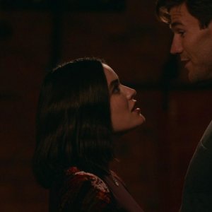 Ti odio, anzi no, ti amo!: Lucy Hale e Austin Stowell in una sequenza