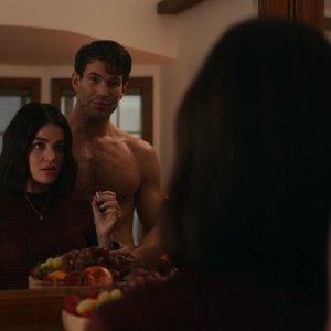 Ti odio, anzi no, ti amo!: Lucy Hale e Austin Stowell in una scena del film