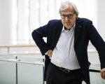 Vittorio Sgarbi: “Michele Bravi troppo femmina”, lui replica “giudizi medioevali”