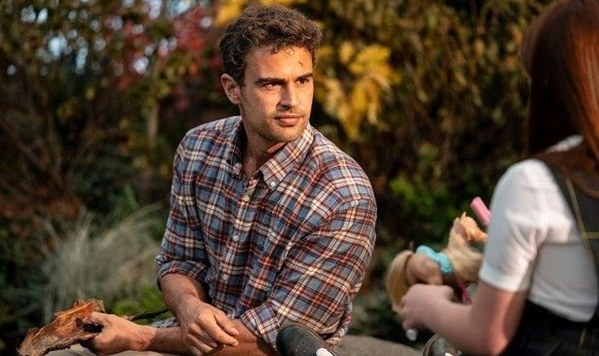 Theo James, star di The White Lotus, ha spiegato perché non si vede nei panni del prossimo James Bond