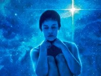 Io sono Vera, la recensione: tra spiritualità e fantascienza, tutti abbiamo bisogno di un atto di fede