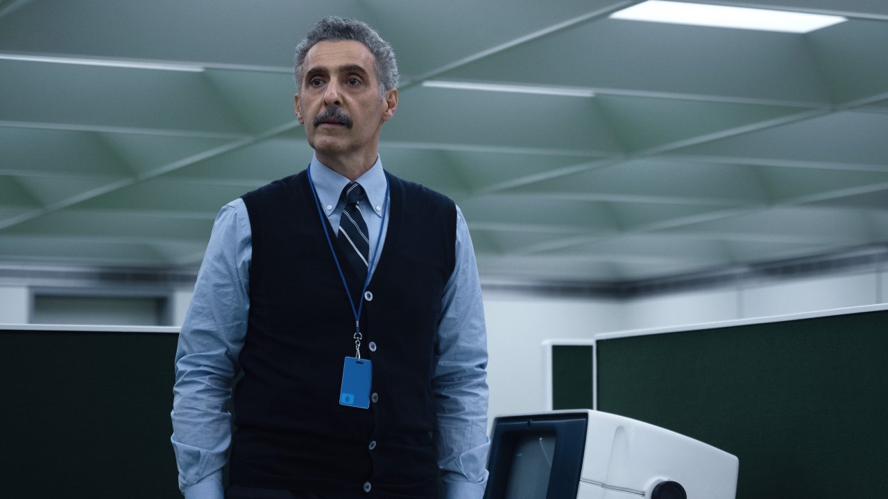 John Turturro in una scena della serie tv Scissione
