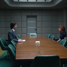 Scissione: Adam Scott e Britt Lower in una foto della serie Apple