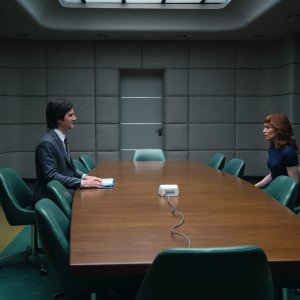 Scissione: Adam Scott e Britt Lower in una foto della serie Apple