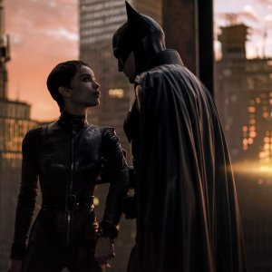 The Batman: Robert Pattinson insieme a Zoë Kravitz in una scena dal film