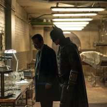 The Batman: Robert Pattinson con Jeffrey Wright durante una scena dal film