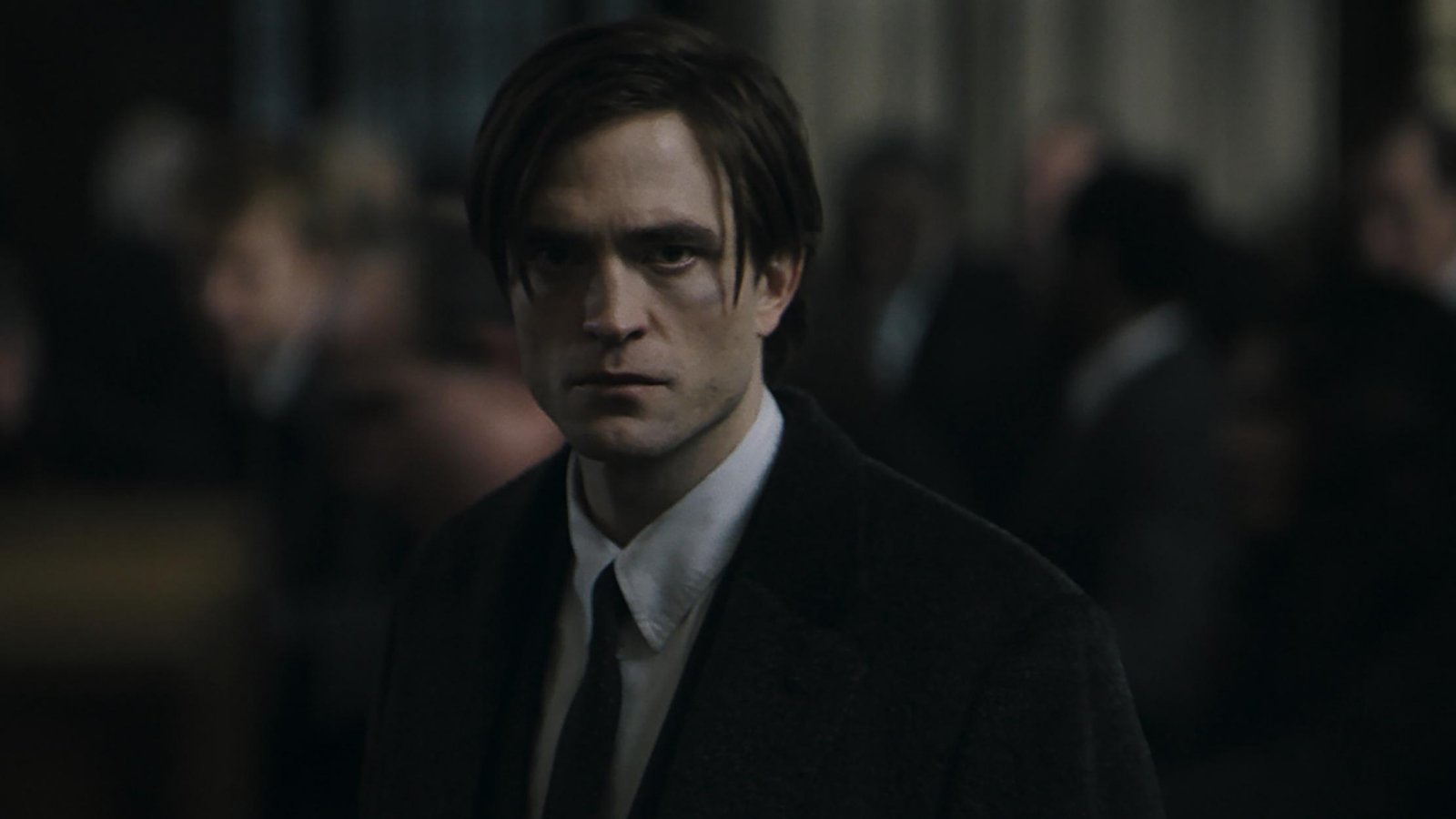 Robert Pattinson nei panni di un torvo Bruce Wayne