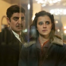 L'ombra del giorno: Riccardo Scamarcio e Benedetta Porcaroli in una scena