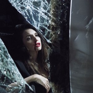 Occhiali neri: Ilenia Pastorelli in una scena agghiacciante