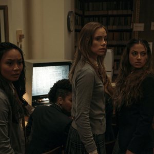 Seance - Piccoli omicidi tra amiche: Stephanie Sy, Suki Waterhouse, Inanna Sarkis, Djouliet Amara durante una scena del film