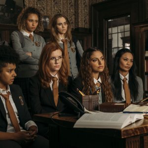 Seance - Piccoli omicidi tra amiche: Stephanie Sy, Madisen Beaty, Suki Waterhouse, Inanna Sarkis, Ella-Rae Smith, Djouliet Amara in una scena