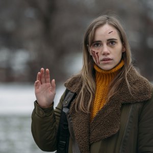 Seance - Piccoli omicidi tra amiche: Suki Waterhouse in una scena del film