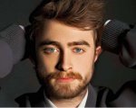 Daniel Radcliffe diventa 'Weird Al' Yankovic nella prima foto ufficiale del biopic
