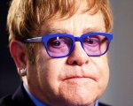 Elton John 'visibilmente scosso' dopo il guasto del suo jet privato durante il volo