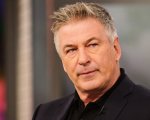 Rust, il marito di Halyna Hutchins furioso con Alec Baldwin: 'Non si prende le sue responsabilità'