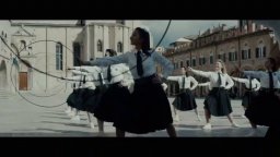L'ombra Del Giorno - Clip Ginnaste In Piazza