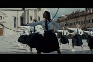 L'ombra Del Giorno - Clip Ginnaste In Piazza