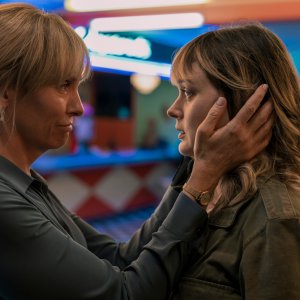 Frammenti di lei: Bella Heathcote e Toni Collette in una scena della serie