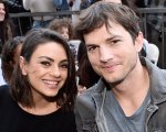 Ashton Kutcher: i tweet in supporto dell'Ucraina, Paese natale di sua moglie Mila Kunis