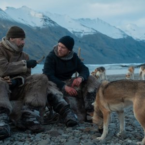 Against the Ice: Nikolaj Coster-Waldau e Joe Cole in una scena del film