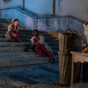 Cyrano: Peter Dinklage e Bashir Salahuddin in una scena del film