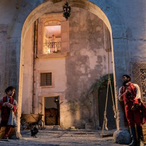 Cyrano: Peter Dinklage e Kelvin Harrison Jr. in una scena del film