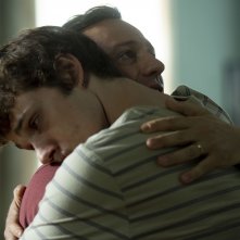 Vostro onore: un abbraccio tra Stefano Accorsi e Matteo Oscar Giuggioli nella fiction Rai