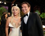 Lady Gaga e Bradley Cooper: l'abbraccio tra i divi di A Star is Born ai SAG Awards 2022 (FOTO)